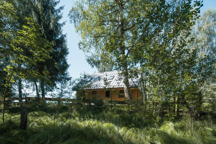 Nová horská chata na Lipně spojuje moderní komfort s tradiční šumavskou architekturou. Výhledy na jezero a vrcholy Šumavy, útulný interiér vonící dřevem a perfektní terasa dělají z tohoto místa ideální základnu pro aktivní odpočinek i zasloužený relax.
Nová horská chata na Lipně spojuje moderní komfort s tradiční šumavskou architekturou. Výhledy na jezero a vrcholy Šumavy, útulný interiér vonící dřevem a perfektní terasa dělají z tohoto místa ideální základnu pro aktivní odpočinek i zasloužený relax.