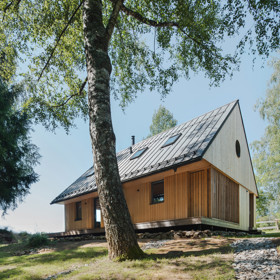 Nová horská chata na Lipně spojuje moderní komfort s tradiční šumavskou architekturou. Výhledy na jezero a vrcholy Šumavy, útulný interiér vonící dřevem a perfektní terasa dělají z tohoto místa ideální základnu pro aktivní odpočinek i zasloužený relax.
