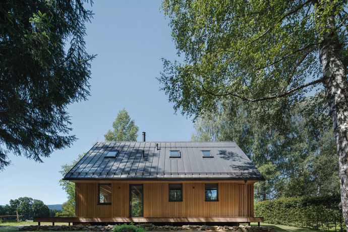 Nová horská chata na Lipně spojuje moderní komfort s tradiční šumavskou architekturou. Výhledy na jezero a vrcholy Šumavy, útulný interiér vonící dřevem a perfektní terasa dělají z tohoto místa ideální základnu pro aktivní odpočinek i zasloužený relax.
Nová horská chata na Lipně spojuje moderní komfort s tradiční šumavskou architekturou. Výhledy na jezero a vrcholy Šumavy, útulný interiér vonící dřevem a perfektní terasa dělají z tohoto místa ideální základnu pro aktivní odpočinek i zasloužený relax.
