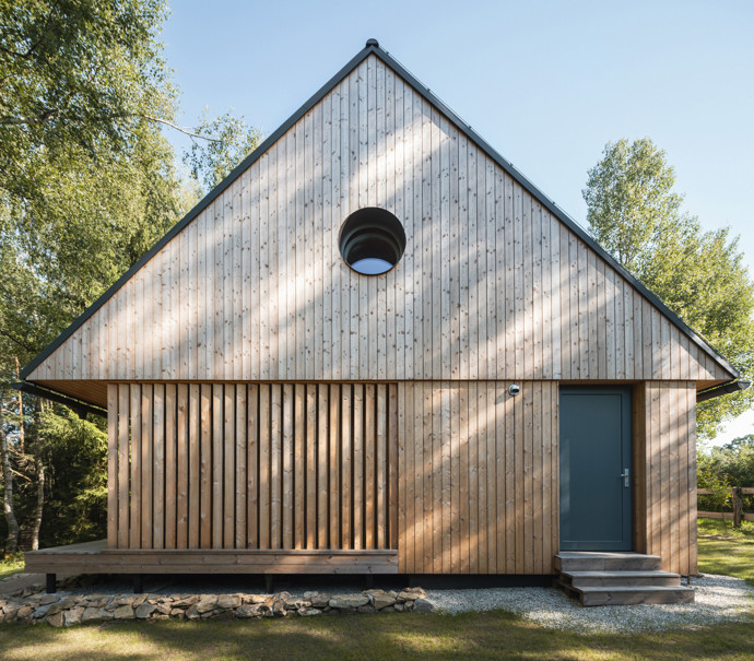 Nová horská chata na Lipně spojuje moderní komfort s tradiční šumavskou architekturou. Výhledy na jezero a vrcholy Šumavy, útulný interiér vonící dřevem a perfektní terasa dělají z tohoto místa ideální základnu pro aktivní odpočinek i zasloužený relax.
Nová horská chata na Lipně spojuje moderní komfort s tradiční šumavskou architekturou. Výhledy na jezero a vrcholy Šumavy, útulný interiér vonící dřevem a perfektní terasa dělají z tohoto místa ideální základnu pro aktivní odpočinek i zasloužený relax.