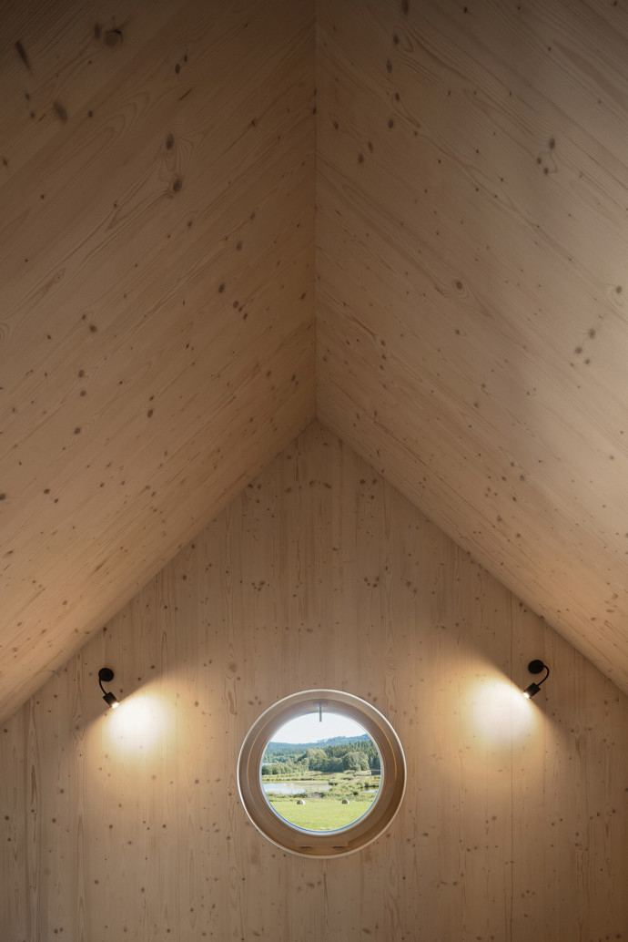 Nová horská chata na Lipně spojuje moderní komfort s tradiční šumavskou architekturou. Výhledy na jezero a vrcholy Šumavy, útulný interiér vonící dřevem a perfektní terasa dělají z tohoto místa ideální základnu pro aktivní odpočinek i zasloužený relax.
Nová horská chata na Lipně spojuje moderní komfort s tradiční šumavskou architekturou. Výhledy na jezero a vrcholy Šumavy, útulný interiér vonící dřevem a perfektní terasa dělají z tohoto místa ideální základnu pro aktivní odpočinek i zasloužený relax.