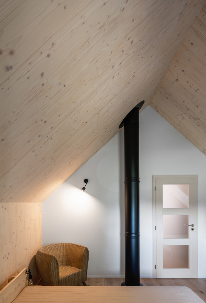 Nová horská chata na Lipně spojuje moderní komfort s tradiční šumavskou architekturou. Výhledy na jezero a vrcholy Šumavy, útulný interiér vonící dřevem a perfektní terasa dělají z tohoto místa ideální základnu pro aktivní odpočinek i zasloužený relax.
Nová horská chata na Lipně spojuje moderní komfort s tradiční šumavskou architekturou. Výhledy na jezero a vrcholy Šumavy, útulný interiér vonící dřevem a perfektní terasa dělají z tohoto místa ideální základnu pro aktivní odpočinek i zasloužený relax.