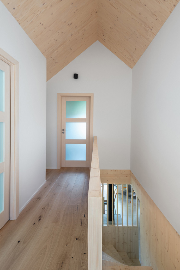Nová horská chata na Lipně spojuje moderní komfort s tradiční šumavskou architekturou. Výhledy na jezero a vrcholy Šumavy, útulný interiér vonící dřevem a perfektní terasa dělají z tohoto místa ideální základnu pro aktivní odpočinek i zasloužený relax.
Nová horská chata na Lipně spojuje moderní komfort s tradiční šumavskou architekturou. Výhledy na jezero a vrcholy Šumavy, útulný interiér vonící dřevem a perfektní terasa dělají z tohoto místa ideální základnu pro aktivní odpočinek i zasloužený relax.