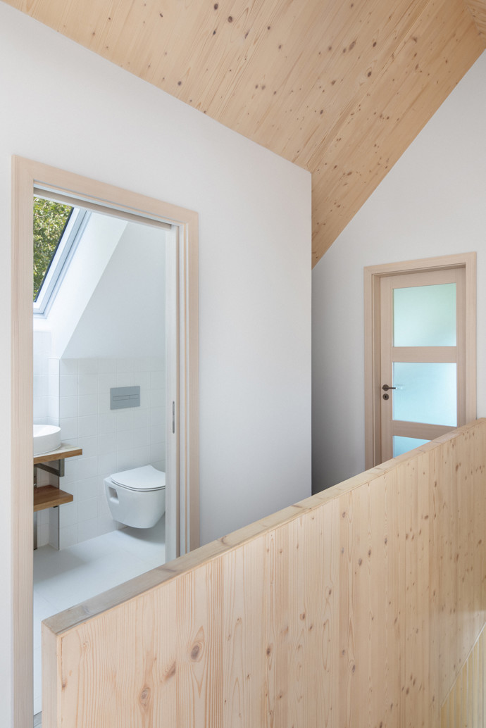Nová horská chata na Lipně spojuje moderní komfort s tradiční šumavskou architekturou. Výhledy na jezero a vrcholy Šumavy, útulný interiér vonící dřevem a perfektní terasa dělají z tohoto místa ideální základnu pro aktivní odpočinek i zasloužený relax.
Nová horská chata na Lipně spojuje moderní komfort s tradiční šumavskou architekturou. Výhledy na jezero a vrcholy Šumavy, útulný interiér vonící dřevem a perfektní terasa dělají z tohoto místa ideální základnu pro aktivní odpočinek i zasloužený relax.