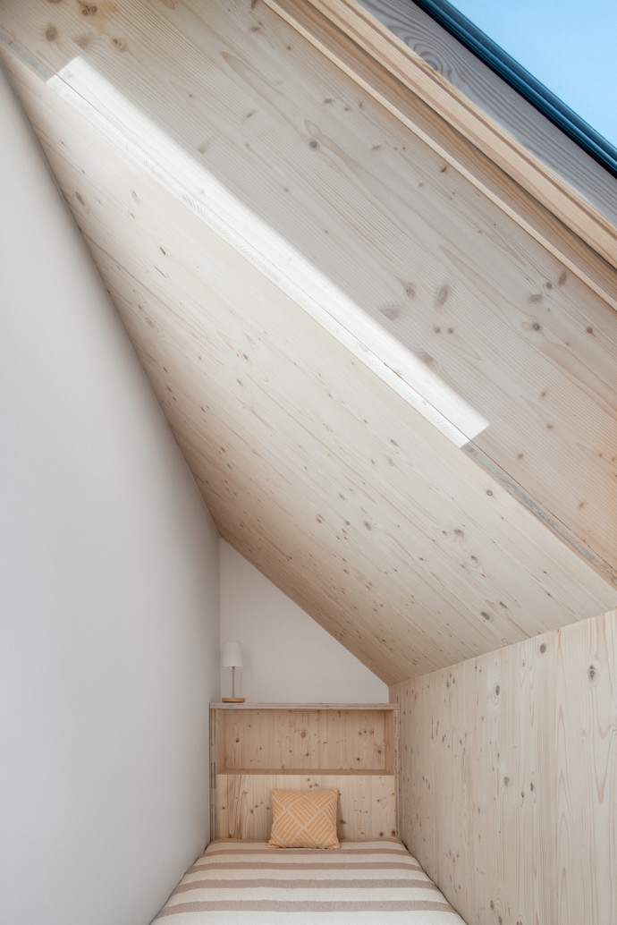 Nová horská chata na Lipně spojuje moderní komfort s tradiční šumavskou architekturou. Výhledy na jezero a vrcholy Šumavy, útulný interiér vonící dřevem a perfektní terasa dělají z tohoto místa ideální základnu pro aktivní odpočinek i zasloužený relax.
Nová horská chata na Lipně spojuje moderní komfort s tradiční šumavskou architekturou. Výhledy na jezero a vrcholy Šumavy, útulný interiér vonící dřevem a perfektní terasa dělají z tohoto místa ideální základnu pro aktivní odpočinek i zasloužený relax.