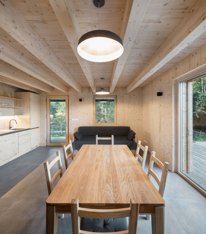 Nová horská chata na Lipně spojuje moderní komfort s tradiční šumavskou architekturou. Výhledy na jezero a vrcholy Šumavy, útulný interiér vonící dřevem a perfektní terasa dělají z tohoto místa ideální základnu pro aktivní odpočinek i zasloužený relax.
Nová horská chata na Lipně spojuje moderní komfort s tradiční šumavskou architekturou. Výhledy na jezero a vrcholy Šumavy, útulný interiér vonící dřevem a perfektní terasa dělají z tohoto místa ideální základnu pro aktivní odpočinek i zasloužený relax.