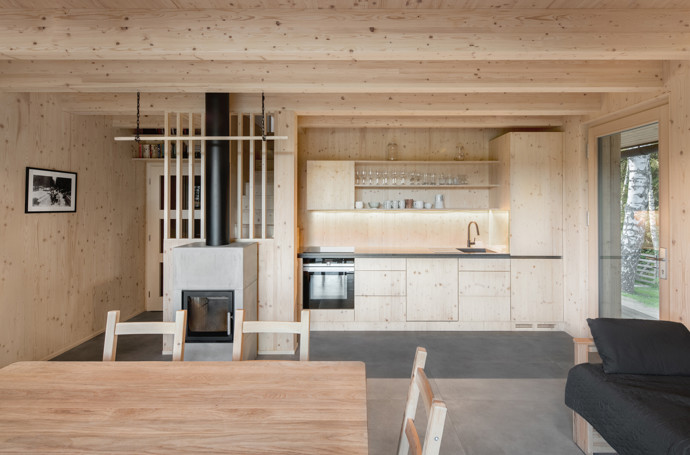 Nová horská chata na Lipně spojuje moderní komfort s tradiční šumavskou architekturou. Výhledy na jezero a vrcholy Šumavy, útulný interiér vonící dřevem a perfektní terasa dělají z tohoto místa ideální základnu pro aktivní odpočinek i zasloužený relax.
Nová horská chata na Lipně spojuje moderní komfort s tradiční šumavskou architekturou. Výhledy na jezero a vrcholy Šumavy, útulný interiér vonící dřevem a perfektní terasa dělají z tohoto místa ideální základnu pro aktivní odpočinek i zasloužený relax.