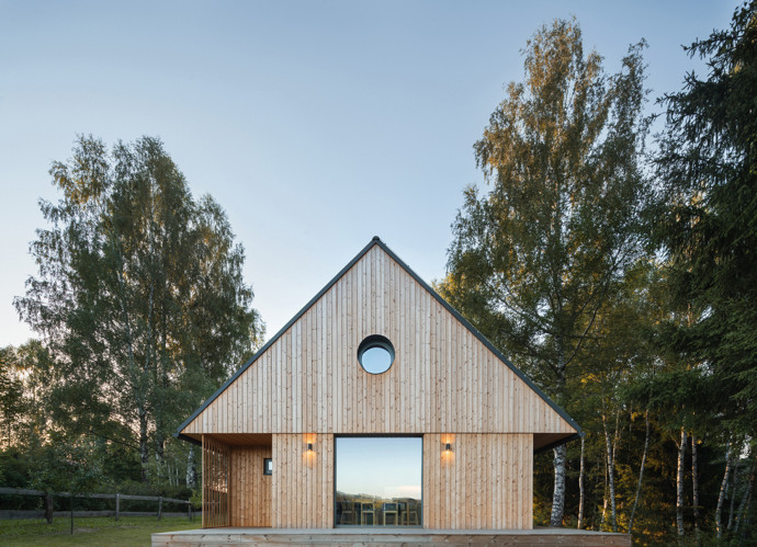 Nová horská chata na Lipně spojuje moderní komfort s tradiční šumavskou architekturou. Výhledy na jezero a vrcholy Šumavy, útulný interiér vonící dřevem a perfektní terasa dělají z tohoto místa ideální základnu pro aktivní odpočinek i zasloužený relax.
Nová horská chata na Lipně spojuje moderní komfort s tradiční šumavskou architekturou. Výhledy na jezero a vrcholy Šumavy, útulný interiér vonící dřevem a perfektní terasa dělají z tohoto místa ideální základnu pro aktivní odpočinek i zasloužený relax.