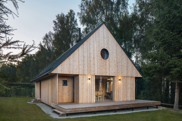 Nová horská chata na Lipně spojuje moderní komfort s tradiční šumavskou architekturou. Výhledy na jezero a vrcholy Šumavy, útulný interiér vonící dřevem a perfektní terasa dělají z tohoto místa ideální základnu pro aktivní odpočinek i zasloužený relax.
Nová horská chata na Lipně spojuje moderní komfort s tradiční šumavskou architekturou. Výhledy na jezero a vrcholy Šumavy, útulný interiér vonící dřevem a perfektní terasa dělají z tohoto místa ideální základnu pro aktivní odpočinek i zasloužený relax.