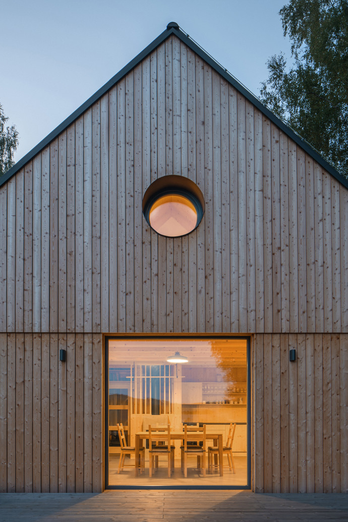 Nová horská chata na Lipně spojuje moderní komfort s tradiční šumavskou architekturou. Výhledy na jezero a vrcholy Šumavy, útulný interiér vonící dřevem a perfektní terasa dělají z tohoto místa ideální základnu pro aktivní odpočinek i zasloužený relax.
Nová horská chata na Lipně spojuje moderní komfort s tradiční šumavskou architekturou. Výhledy na jezero a vrcholy Šumavy, útulný interiér vonící dřevem a perfektní terasa dělají z tohoto místa ideální základnu pro aktivní odpočinek i zasloužený relax.