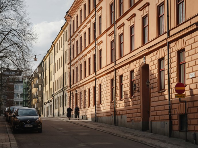 Objevili jsme byt, který vás přenese o víc než sto let zpět a přesto v něm nechybí nic, co byste od moderního bydlení čekali. Vysoké stropy, pečlivě zrenovovaná kuchyně i romantický balkon tvoří harmonický celek, který potěší všechny milovníky retro stylu.
Objevili jsme byt, který vás přenese o víc než sto let zpět a přesto v něm nechybí nic, co byste od moderního bydlení čekali. Vysoké stropy, pečlivě zrenovovaná kuchyně i romantický balkon tvoří harmonický celek, který potěší všechny milovníky retro stylu.