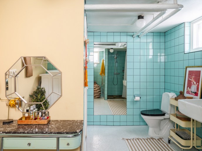 Dům zahradníka, jak mu tu přezdívají, skrývá až nečekaně moderní interiér, zatímco zahrada láká na pomalé letní večery. Magnólie, která vítá jaro svým opojným květem, krb na dřevo i zeleninové záhony ve stylu starých časů. Navštívili jsme dům, který s noblesou spojuje minulost s pohodlím současnosti.
