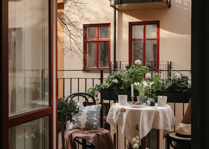 Objevili jsme byt, který vás přenese o víc než sto let zpět a přesto v něm nechybí nic, co byste od moderního bydlení čekali. Vysoké stropy, pečlivě zrenovovaná kuchyně i romantický balkon tvoří harmonický celek, který potěší všechny milovníky retro stylu.
Objevili jsme byt, který vás přenese o víc než sto let zpět a přesto v něm nechybí nic, co byste od moderního bydlení čekali. Vysoké stropy, pečlivě zrenovovaná kuchyně i romantický balkon tvoří harmonický celek, který potěší všechny milovníky retro stylu.