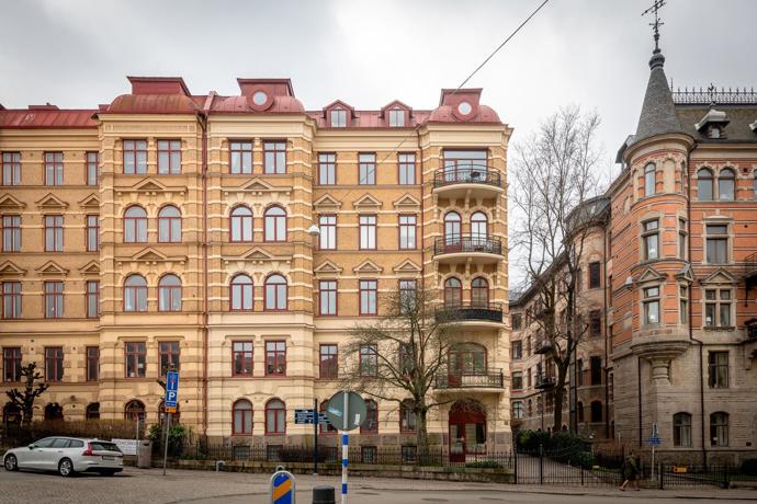 Vítejte v prostoru, kde se dřevěné parkety, vysoké stropy a zdobné štuky snoubí s promyšlenými moderními úpravami. Tento byt vás uchvátí nejen atmosférou, ale i chytrým propojením jednotlivých místností.
