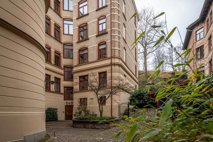 Vítejte v prostoru, kde se dřevěné parkety, vysoké stropy a zdobné štuky snoubí s promyšlenými moderními úpravami. Tento byt vás uchvátí nejen atmosférou, ale i chytrým propojením jednotlivých místností.
