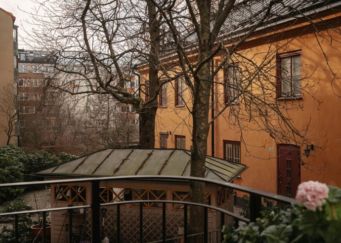 Objevili jsme byt, který vás přenese o víc než sto let zpět a přesto v něm nechybí nic, co byste od moderního bydlení čekali. Vysoké stropy, pečlivě zrenovovaná kuchyně i romantický balkon tvoří harmonický celek, který potěší všechny milovníky retro stylu.
Objevili jsme byt, který vás přenese o víc než sto let zpět a přesto v něm nechybí nic, co byste od moderního bydlení čekali. Vysoké stropy, pečlivě zrenovovaná kuchyně i romantický balkon tvoří harmonický celek, který potěší všechny milovníky retro stylu.