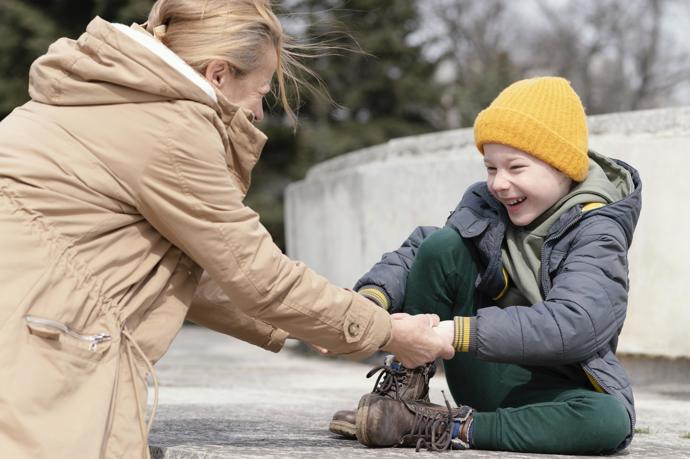 Paní Miriam miluje svá vnoučata. Ráda s nimi podniká spoustu věcí, bere je do lesa, učí je mnoha věcem a také rozmazluje, jako správná babička. Její dcera to vypozorovala a přišla s návrhem, který paní Miriam přinejmenším překvapil.
Paní Miriam miluje svá vnoučata. Ráda s nimi podniká spoustu věcí, bere je do lesa, učí je mnoha věcem a také rozmazluje, jako správná babička. Její dcera to vypozorovala a přišla s návrhem, který paní Miriam přinejmenším překvapil.