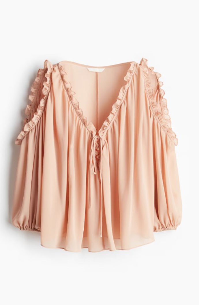 Šifonová halenka odhalující ramena, H&M, 599 Kč
