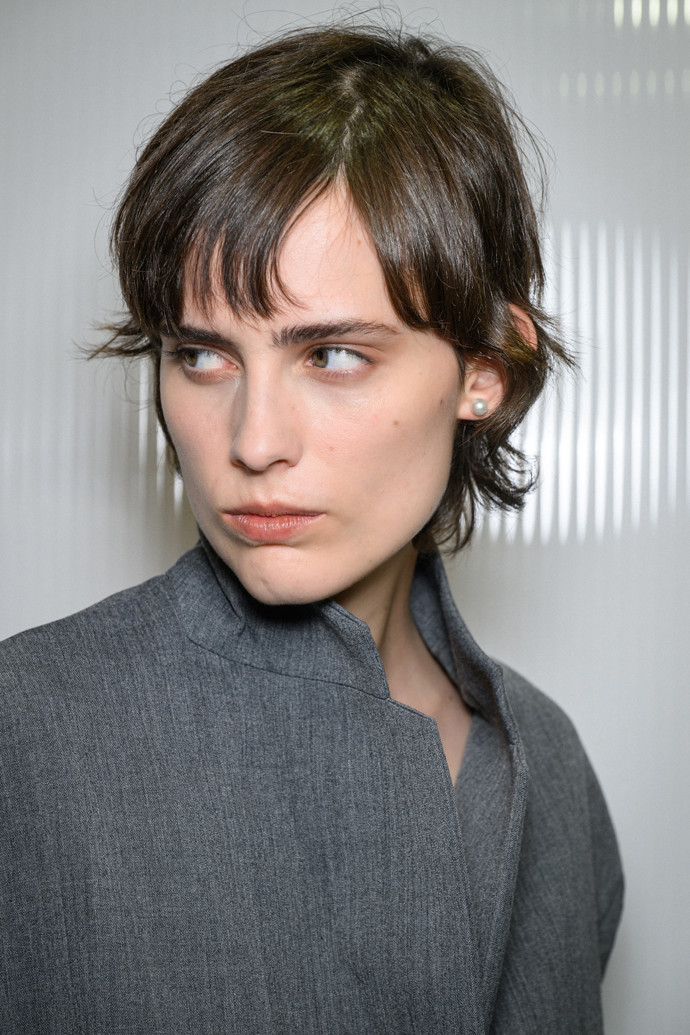 Pixie cut na jaro 2025
Pixie cut na jaro 2025