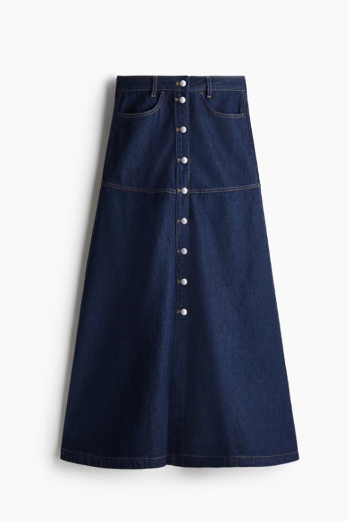 Džínová sukně áčkového střihu s knoflíky, H&M, 839 Kč
