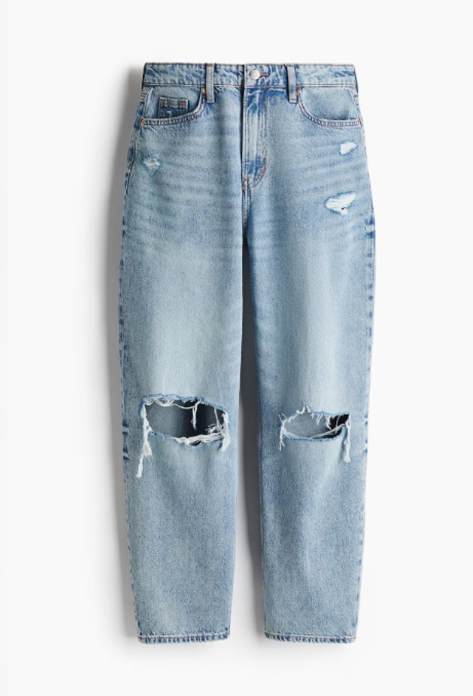 Barrel High Jeans s obnošeným efektem, H&M, 839 Kč
