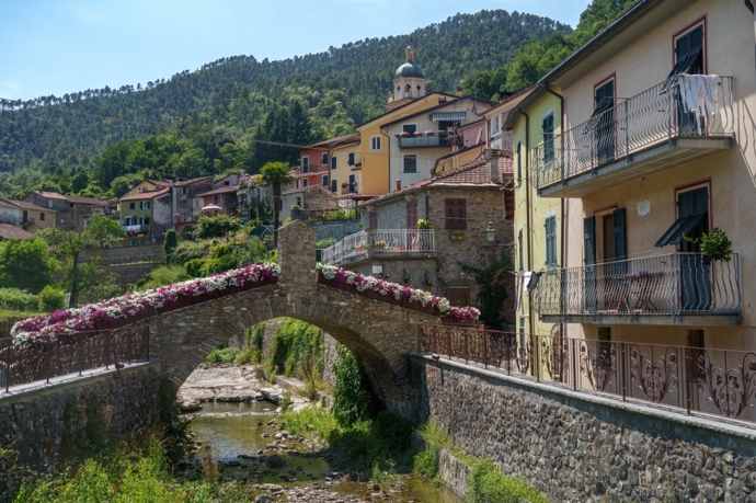 Italské město Pignone nabízelo lidem domy za euro, aby je nalákalo k bydlení.
Italské město Pignone nabízelo lidem domy za euro, aby je nalákalo k bydlení.