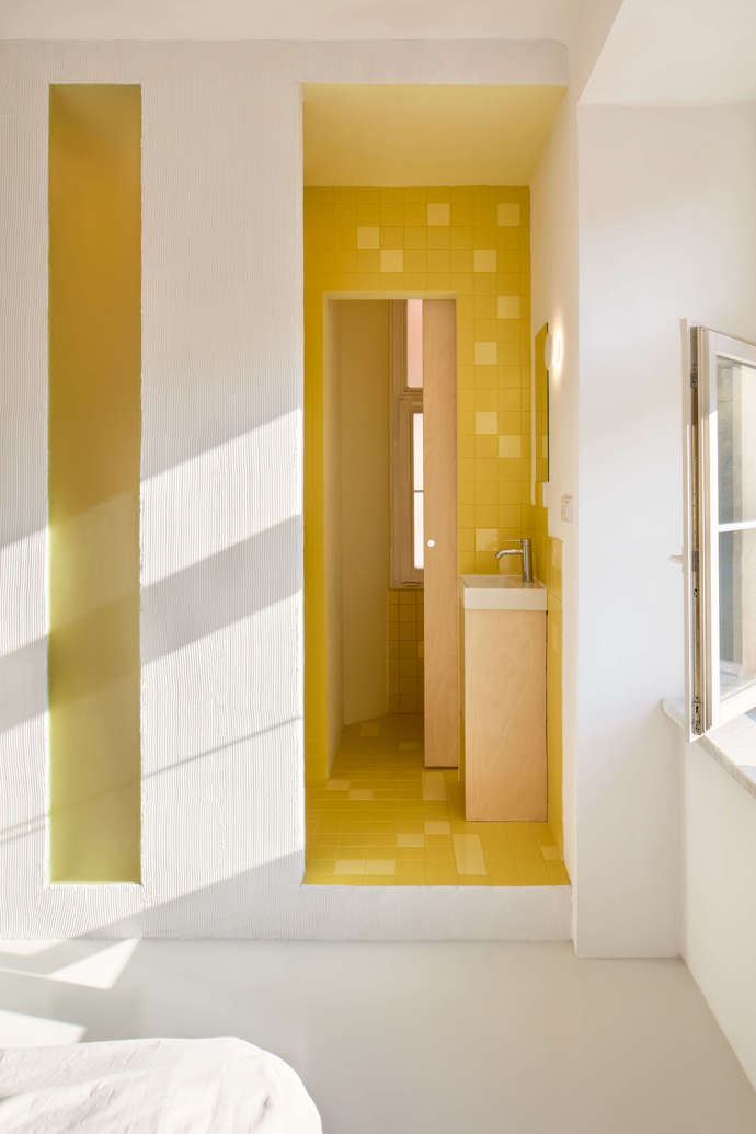 Přestože má jen 35 metrů čtverečních, díky pečlivé rekonstrukci nabízí tento byt překvapivý a komfortní prostor k bydlení. Architekti z ateliéru Plus One Architects vytvořili dokonale funkční a vizuálně čisté bydlení odrážející osobnost majitelky a malířky Lucie Michnové.  
