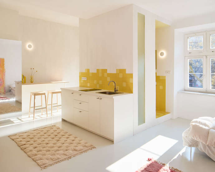 Přestože má jen 35 metrů čtverečních, díky pečlivé rekonstrukci nabízí tento byt překvapivý a komfortní prostor k bydlení. Architekti z ateliéru Plus One Architects vytvořili dokonale funkční a vizuálně čisté bydlení odrážející osobnost majitelky a malířky Lucie Michnové.  
