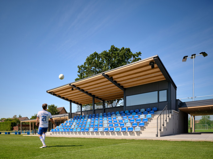 Cílem modernizace bylo vytvořit kvalitní sportovní prostředí odpovídající současným potřebám klubu i celé komunity. Došlo k rozšíření hracích ploch, vzniklo nové tréninkové hřiště s umělým trávníkem a osvětlením, workoutové hřiště, a především nový objekt zázemí klubu s šatnami, klubovnou, občerstvením a prostorem pro regeneraci a tribunu s kapacitou 120 diváků. Novinkou je také nový vstup s parkovištěm, který plně respektuje historický ráz návsi. 
