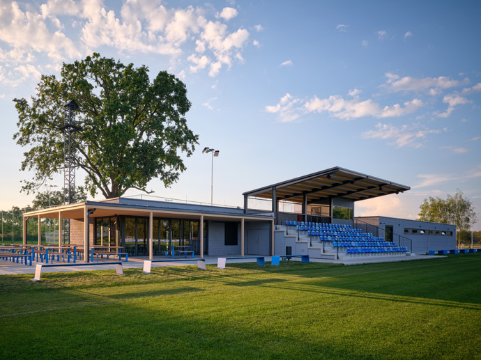 Cílem modernizace bylo vytvořit kvalitní sportovní prostředí odpovídající současným potřebám klubu i celé komunity. Došlo k rozšíření hracích ploch, vzniklo nové tréninkové hřiště s umělým trávníkem a osvětlením, workoutové hřiště, a především nový objekt zázemí klubu s šatnami, klubovnou, občerstvením a prostorem pro regeneraci a tribunu s kapacitou 120 diváků. Novinkou je také nový vstup s parkovištěm, který plně respektuje historický ráz návsi. 
