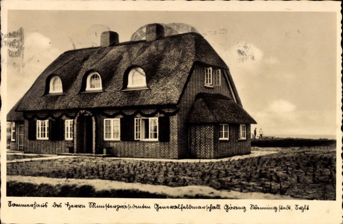V dalších letech pak došlo k rozsáhlé rekonstrukci, byli zrestaurovány historické detaily (původní parkety, krb) tak, aby duch místa zůstal zachován. Obzvlášť působivé je přízemí s prosvětlenou jídelnou a výhledem na duny. Nechybí moderní otevřená kuchyně s přístupem na krásnou terasu. Celek doplňuje obývací pokoj s krbem, hlavní ložnice, koupelna, pracovní pokoj a toaleta pro hosty. Patro je určeno odpočinku a jsou v něm umístěné stylové ložnice s exkluzivními koupelnami. 
