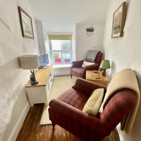 Mezi dvěma domy v přístavní vesničce Porthleven v Cornwallu se jako malý architektonický zázrak krčí domek, kterému se neřekne jinak než „Dolls House“ neboli domeček pro panenky. Ačkoliv na nejužším místě nepřesahuje metr šířky, vyvolává v lidech nečekaně silné emoce.
Mezi dvěma domy v přístavní vesničce Porthleven v Cornwallu se jako malý architektonický zázrak krčí domek, kterému se neřekne jinak než „Dolls House“ neboli domeček pro panenky. Ačkoliv na nejužším místě nepřesahuje metr šířky, vyvolává v lidech nečekaně silné emoce.