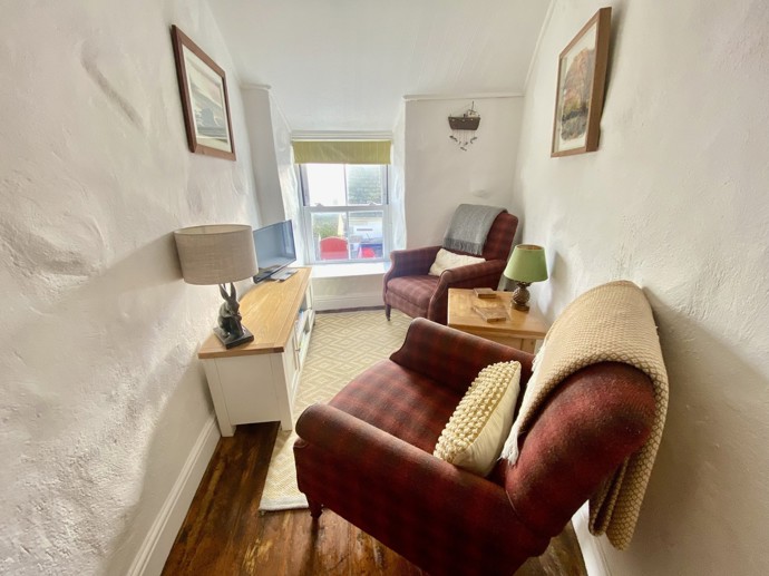 Mezi dvěma domy v přístavní vesničce Porthleven v Cornwallu se jako malý architektonický zázrak krčí domek, kterému se neřekne jinak než „Dolls House“ neboli domeček pro panenky. Ačkoliv na nejužším místě nepřesahuje metr šířky, vyvolává v lidech nečekaně silné emoce. 
