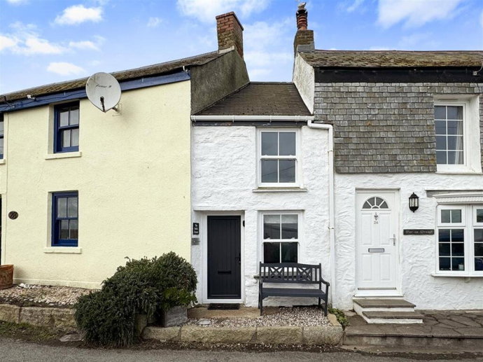 Mezi dvěma domy v přístavní vesničce Porthleven v Cornwallu se jako malý architektonický zázrak krčí domek, kterému se neřekne jinak než „Dolls House“ neboli domeček pro panenky. Ačkoliv na nejužším místě nepřesahuje metr šířky, vyvolává v lidech nečekaně silné emoce. 
