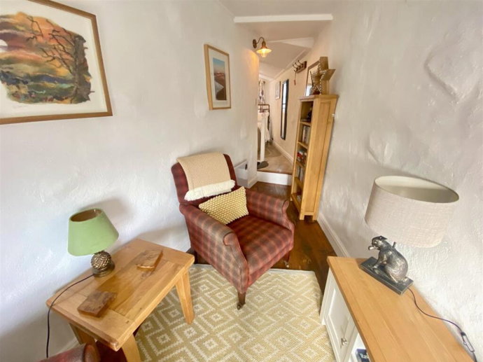 Mezi dvěma domy v přístavní vesničce Porthleven v Cornwallu se jako malý architektonický zázrak krčí domek, kterému se neřekne jinak než „Dolls House“ neboli domeček pro panenky. Ačkoliv na nejužším místě nepřesahuje metr šířky, vyvolává v lidech nečekaně silné emoce. 
