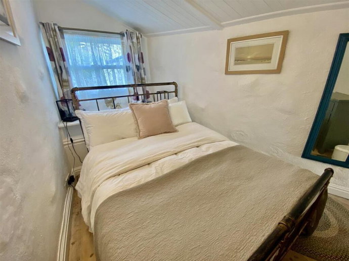 Mezi dvěma domy v přístavní vesničce Porthleven v Cornwallu se jako malý architektonický zázrak krčí domek, kterému se neřekne jinak než „Dolls House“ neboli domeček pro panenky. Ačkoliv na nejužším místě nepřesahuje metr šířky, vyvolává v lidech nečekaně silné emoce. 
