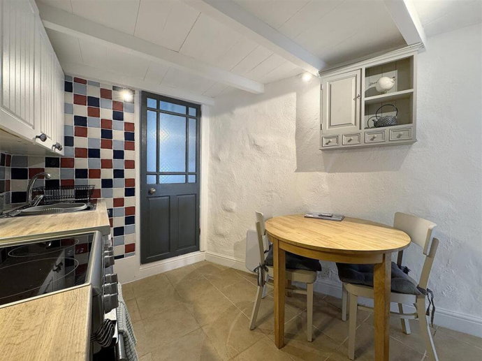 Mezi dvěma domy v přístavní vesničce Porthleven v Cornwallu se jako malý architektonický zázrak krčí domek, kterému se neřekne jinak než „Dolls House“ neboli domeček pro panenky. Ačkoliv na nejužším místě nepřesahuje metr šířky, vyvolává v lidech nečekaně silné emoce. 
