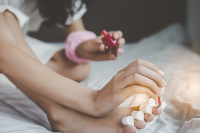 Lakování nehtů je finálním úkonem, který dovede nožky k dokonalosti. Na pomoci si můžete vzít praktický pěnový separátor, díky kterému se nehty nebudou lepit k sobě. 

