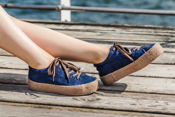 Teniskové espadrilky jsou velice pohodlné na nošení. V letošním roce seženete spoustu kousků na platformě, která prodlouží vaši siluetu o několik centimetrů. 
