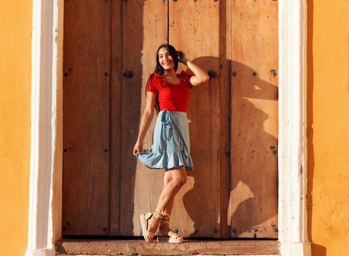 Espadrilky původně pochází ze Španělska. I díky tomu si skvěle rozumí s živelně laděnými outfity. 
