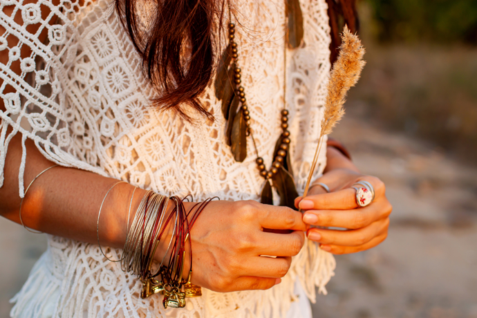 Módní boho styl je pevně spjatý s drobnými doplňky, Dřevěné korále, výrazné náramky i masivní prsteny vypadají v kombinaci s romantickými halenkami naprosto skvěle. 
