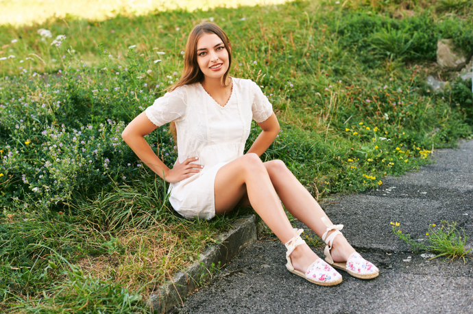 Romantické espadrilky s potiskem skvěle ladí s jarními i letními šaty. Jednoduché zavazování na mašli krásně zvýrazní nohy. 
