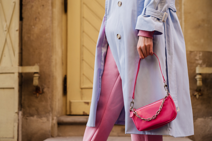Výrazné barvy jsou letošní jaro trendy - odstíny růžové, Ballet Pink nebo lososové se nosí nejen na kabelkách. 
