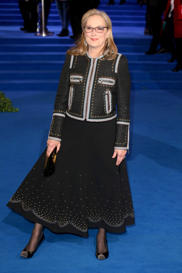 Meryl Streep se nebojí ani černé. Nemá však příliš v lásce fádní outfity a tak tento kostýmek zdobí výrazné kontrastní lemování, které mu dodává na zajímavosti. 
