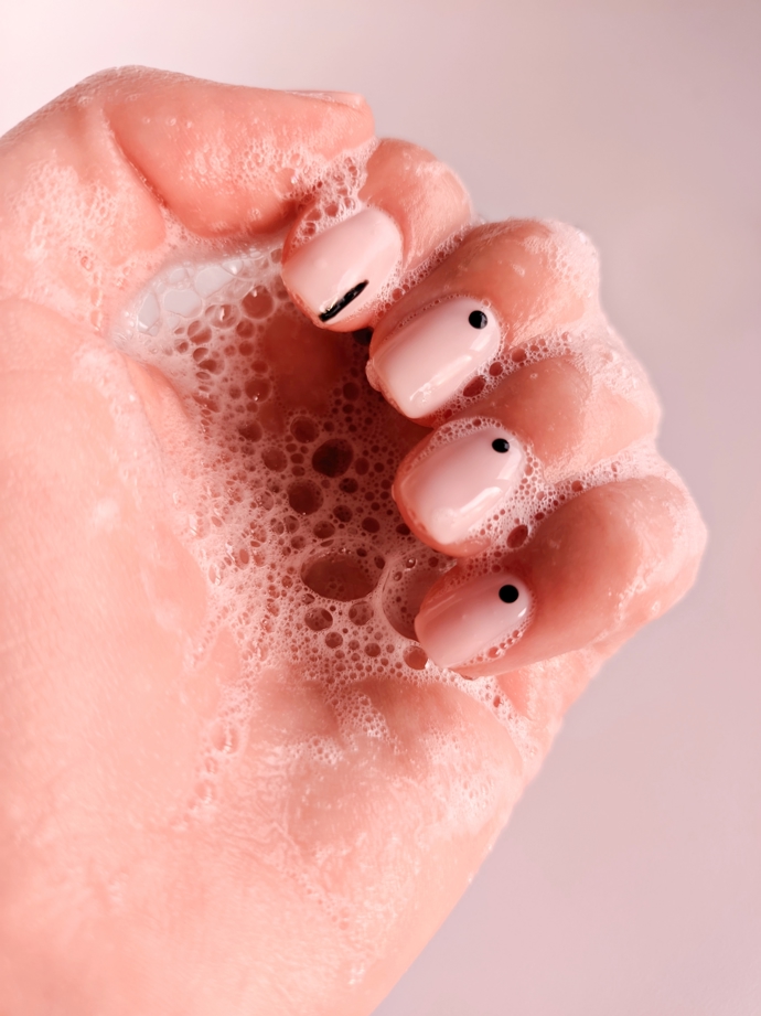 Chcete Soap Nail udělat zajímavějšími? Dokreslete je minimalistickými kresbami za pomoci kontrastního laku, nebo je dolaďte drobným kamínkem přírodní barvy. 
