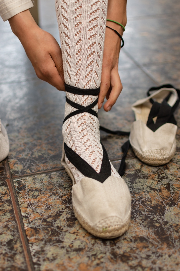 Espadrilky s mašlí vytváří v kombinaci s krajkovými punčochami efekt baletního outfitu, který je velice jemný a ženský. 
