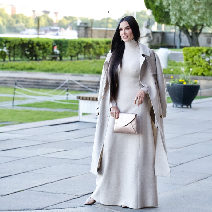 Demi Moore již překročila šedesátku. V jejím případě však jakoby se zastavil čas. Navíc dobře ví, jak se oblékat dle posledních trendů. Dlouhé šaty laděné tón v tónu s dalšími doplňky skryjí všechny nedostatky, a krásně kontrastují s její dlouhou černou hřívou. 
