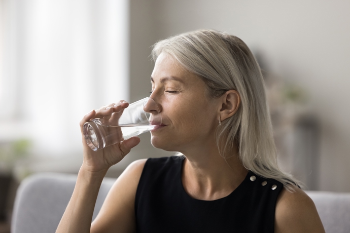 Pro ženy zralého věku je hydratace pleti klíčová pro to, aby dosáhly mladistvého vzhledu. Vyplatí se sázet na kosmetické produkty s hydratačním účinkem a nezapomínat přitom ani na pravidelný pitný režim. 
