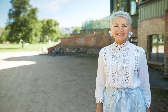Elegantní můžete být v každém věku. Mašle uvázaná v pase tvaruje ženskou siluetu a dodává nám romantický look. 
