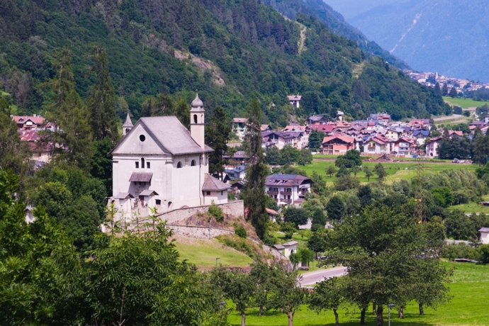 Italský venkov má velké kouzlo a půvab, bohužel pro mladé lidi tolik atraktivní není, a proto z něj odchází.
Italský venkov má velké kouzlo a půvab, bohužel pro mladé lidi tolik atraktivní není, a proto z něj odchází.